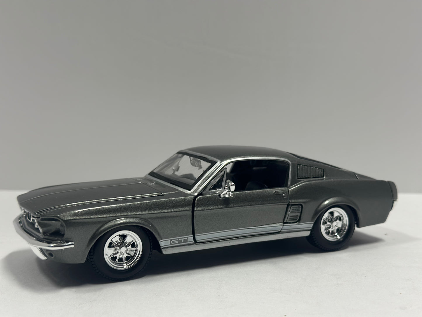 Maisto 1:24 1967 Ford Mustang GT Diecast