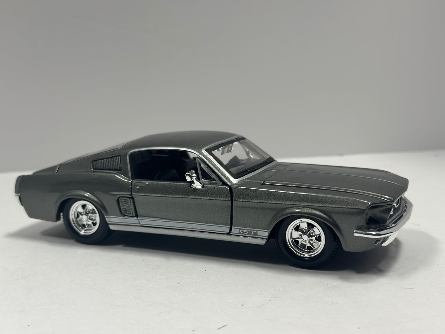 Maisto 1:24 1967 Ford Mustang GT Diecast