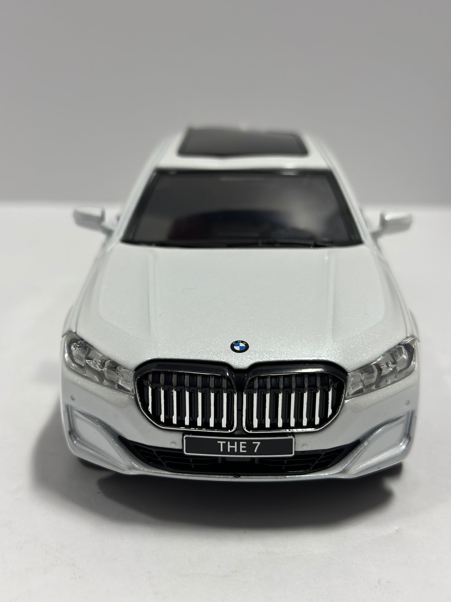 1:24 2020 BMW 760li V12 Diecast With Led Headlight & Taillight