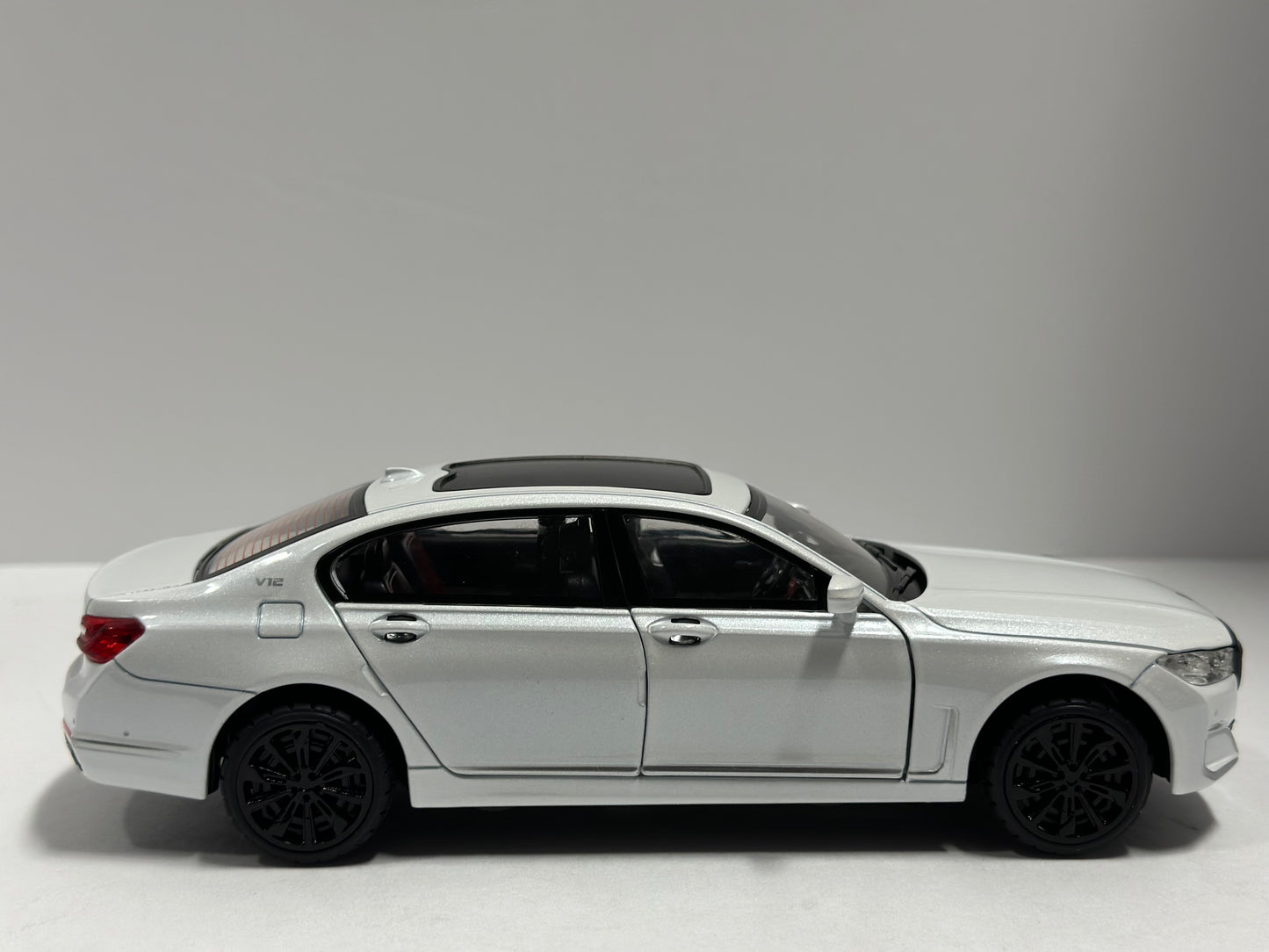 1:24 2020 BMW 760li V12 Diecast With Led Headlight & Taillight