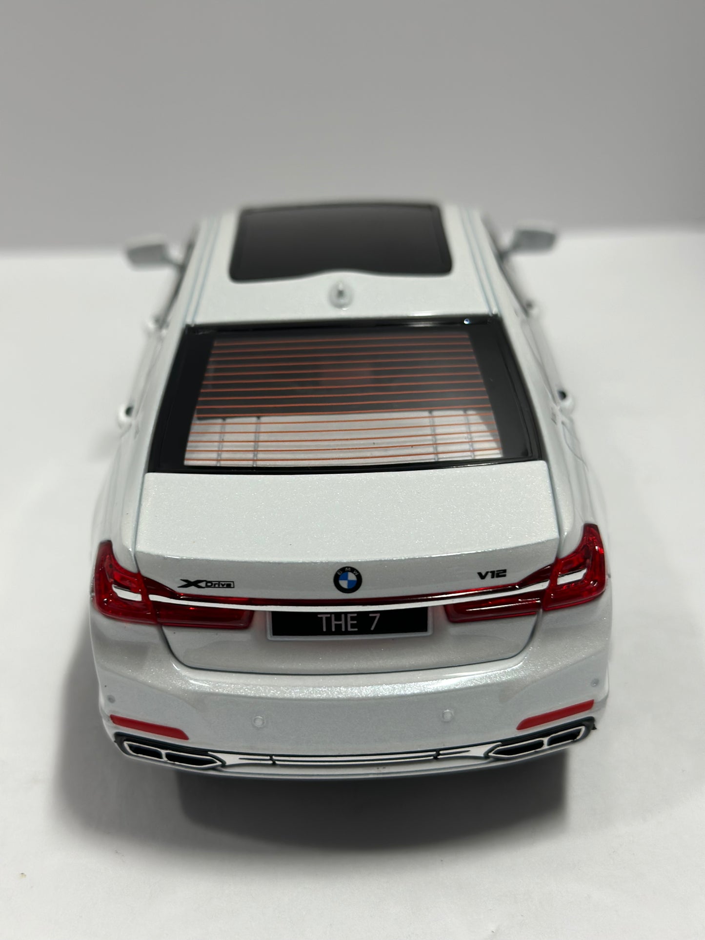 1:24 2020 BMW 760li V12 Diecast With Led Headlight & Taillight