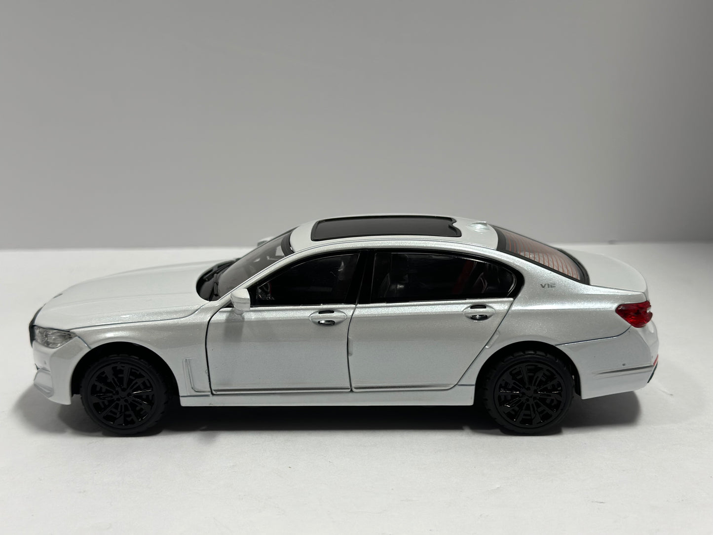 1:24 2020 BMW 760li V12 Diecast With Led Headlight & Taillight