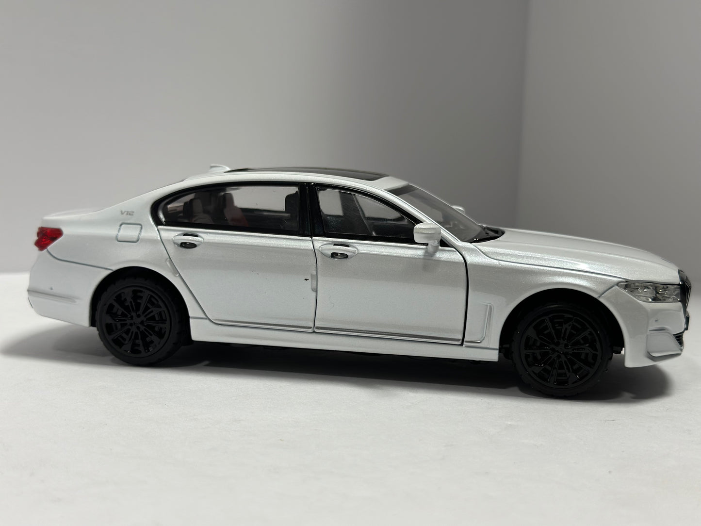 1:24 2020 BMW 760li V12 Diecast With Led Headlight & Taillight