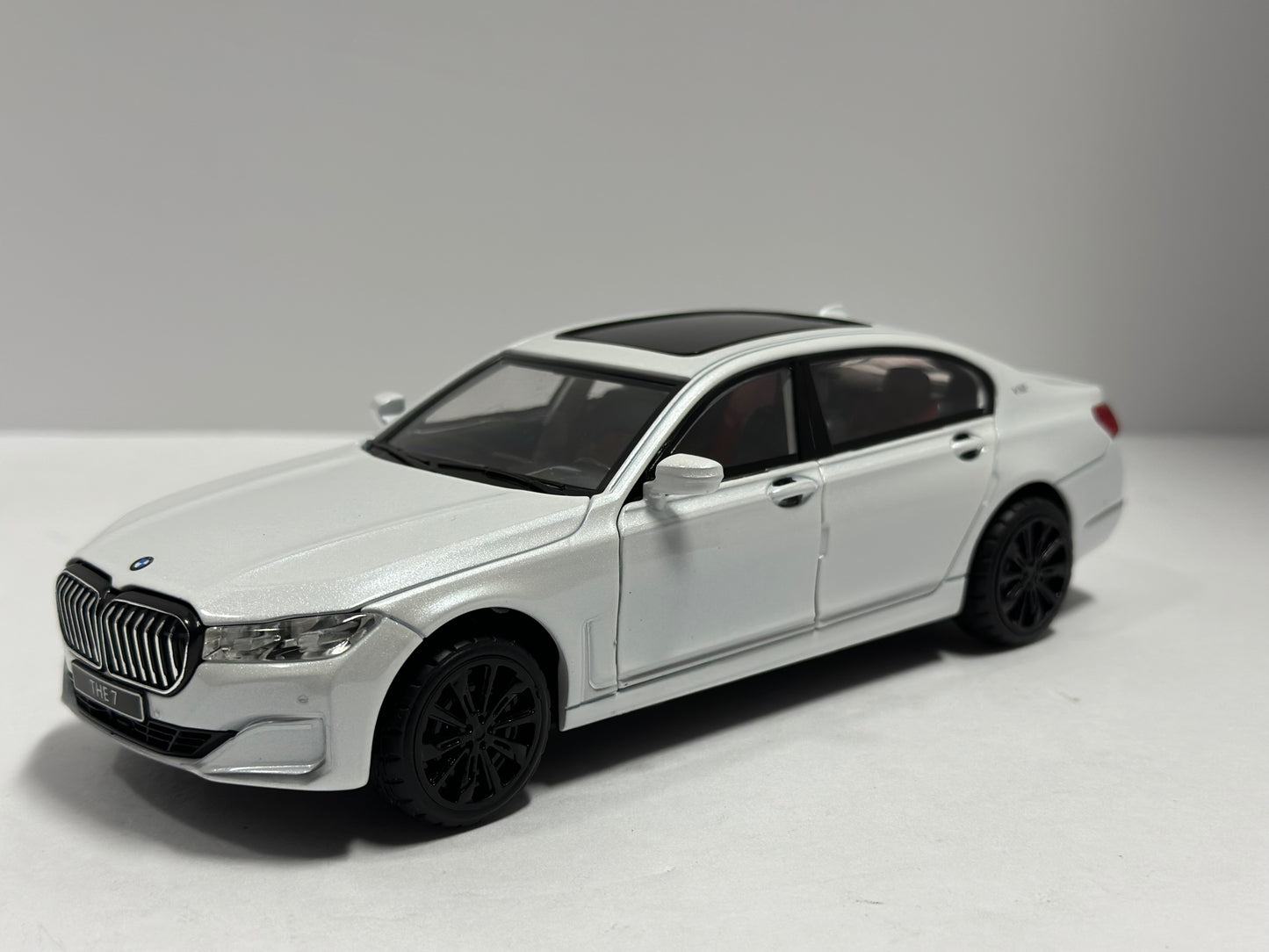 1:24 2020 BMW 760li V12 Diecast With Led Headlight & Taillight