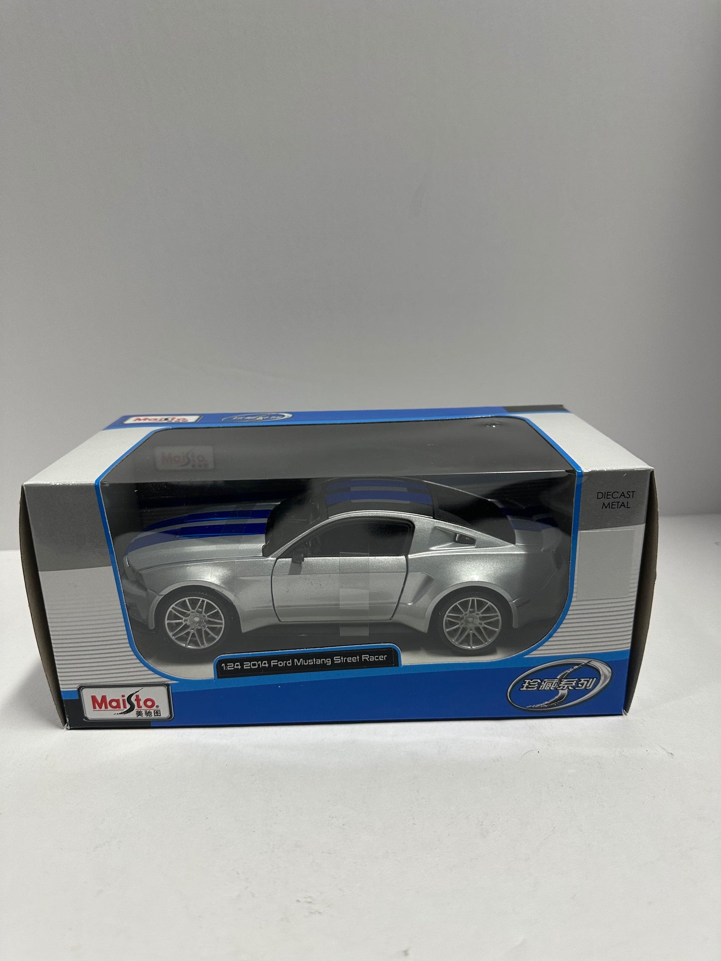 Maisto 1:24 2014 Ford Mustang Street Racer Wide Body Kit Silver / Blue Strips