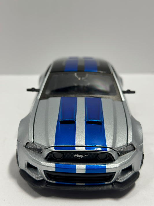 Maisto 1:24 2014 Ford Mustang Street Racer Wide Body Kit Silver / Blue Strips