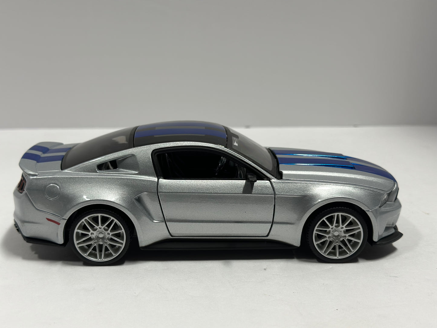 Maisto 1:24 2014 Ford Mustang Street Racer Wide Body Kit Silver / Blue Strips