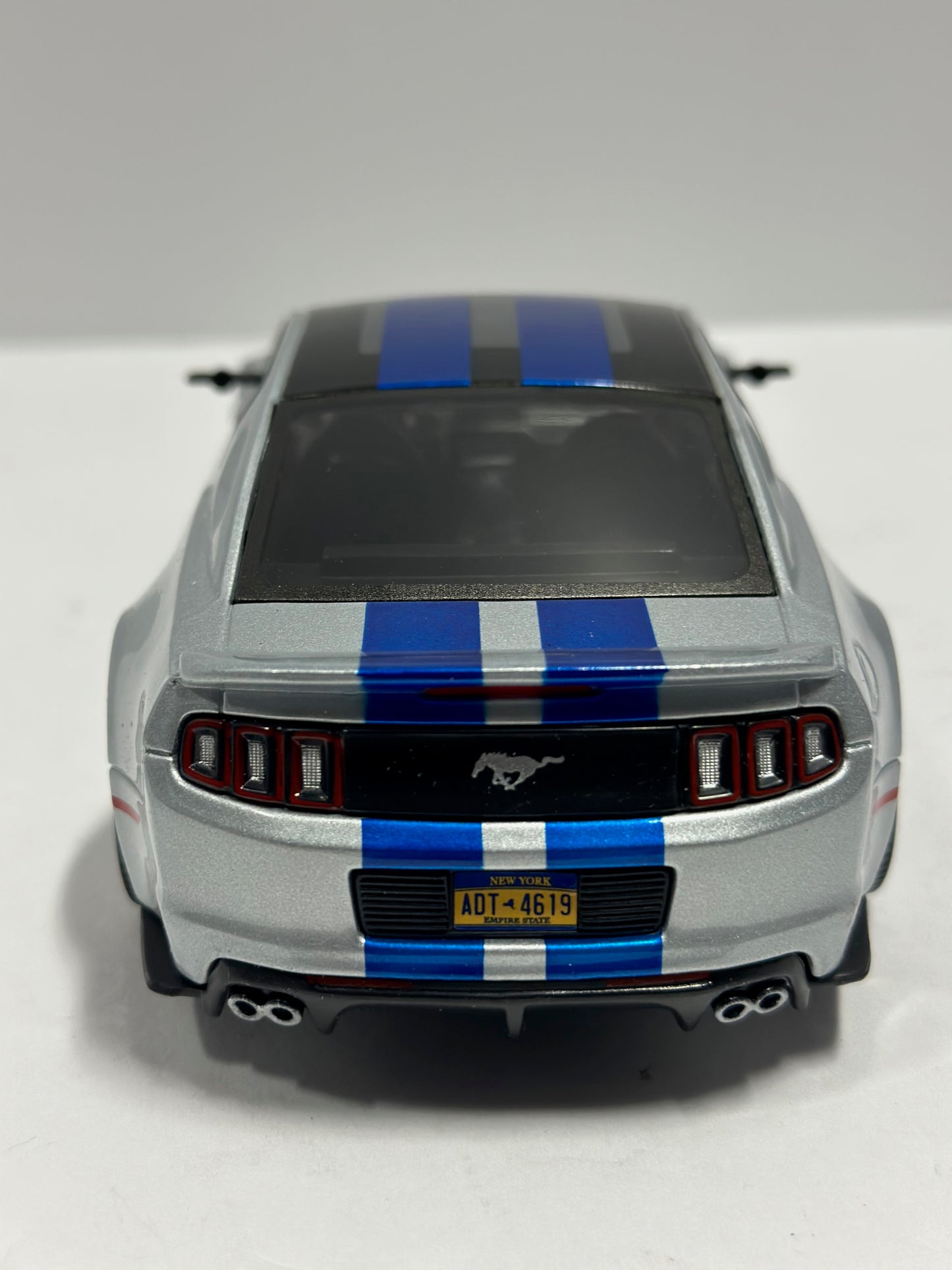 Maisto 1:24 2014 Ford Mustang Street Racer Wide Body Kit Silver / Blue Strips