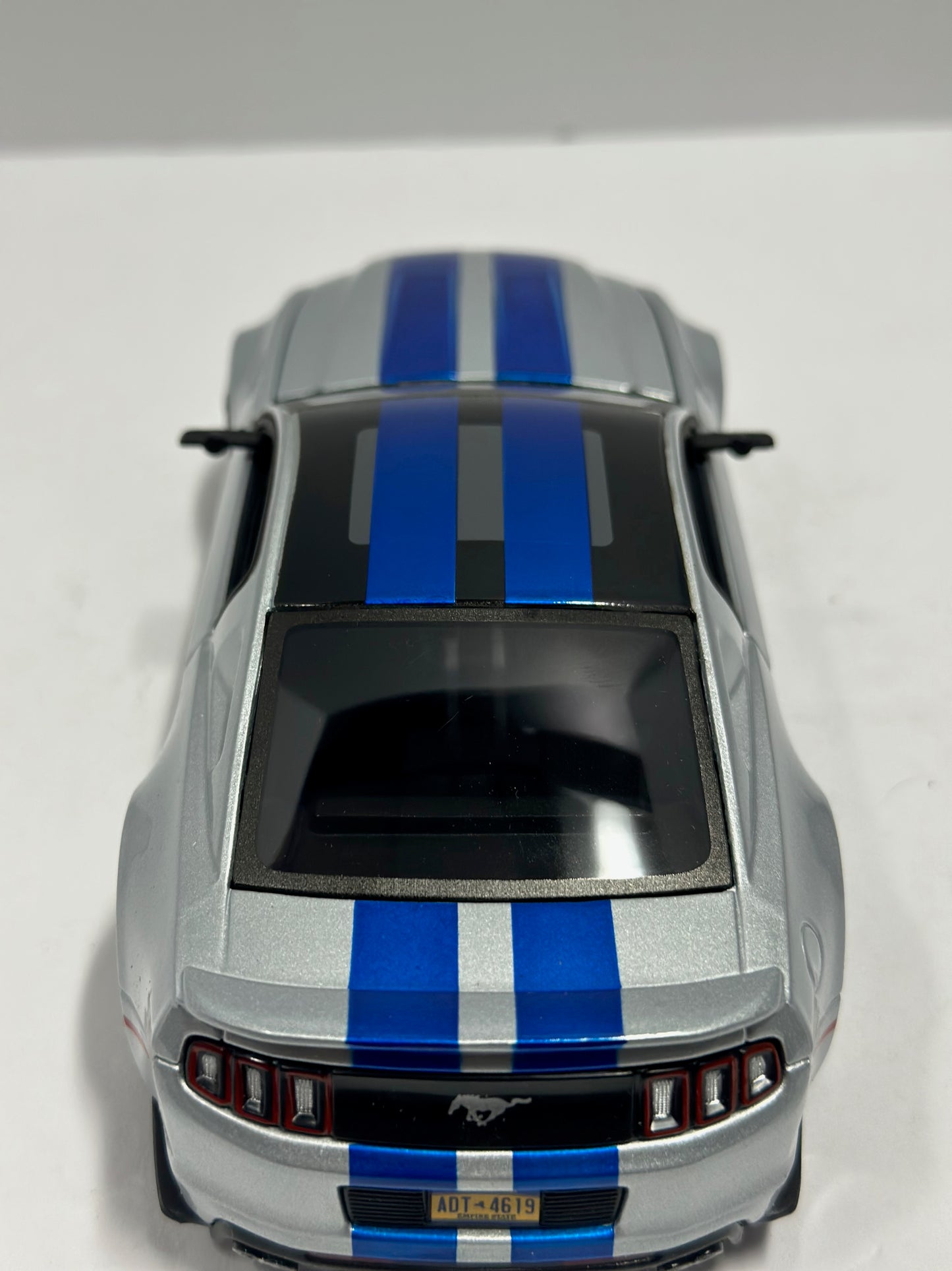 Maisto 1:24 2014 Ford Mustang Street Racer Wide Body Kit Silver / Blue Strips