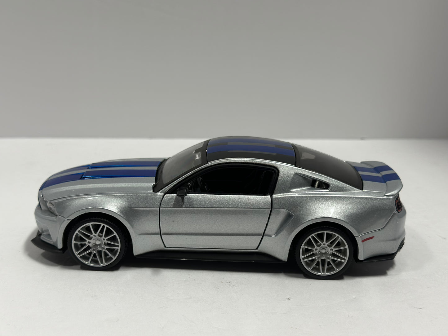 Maisto 1:24 2014 Ford Mustang Street Racer Wide Body Kit Silver / Blue Strips