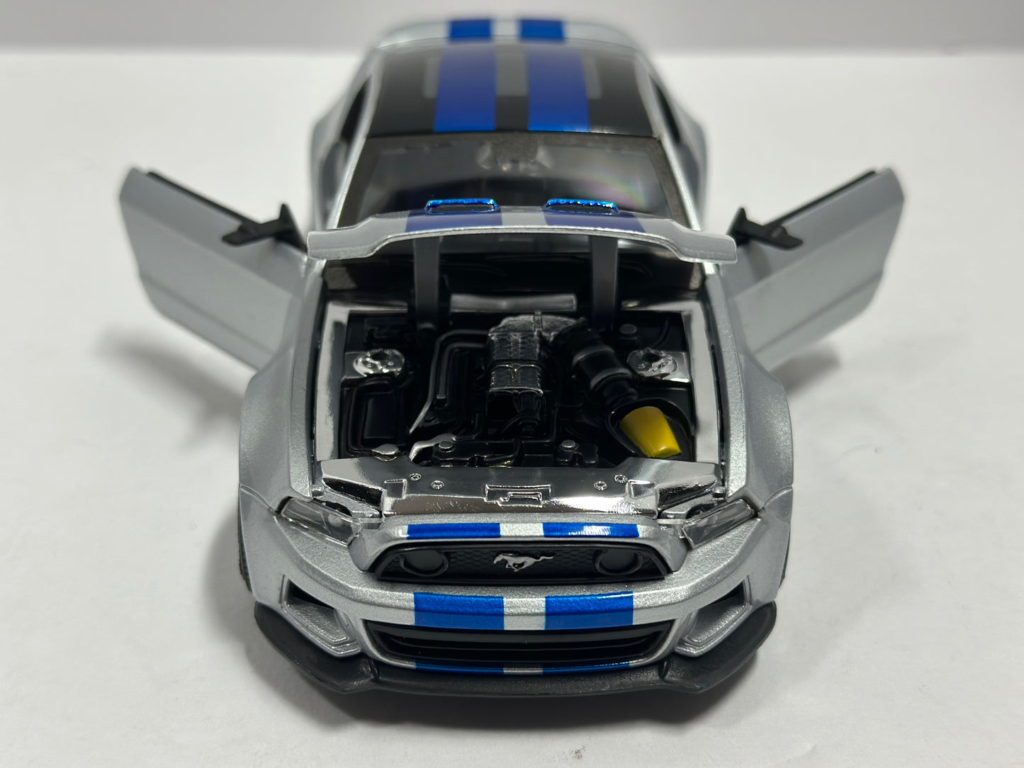 Maisto 1:24 2014 Ford Mustang Street Racer Wide Body Kit Silver / Blue Strips