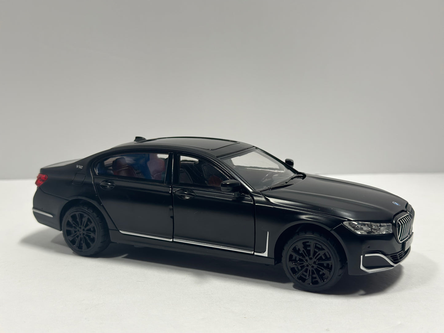 1:24 2020 BMW 760li V12 Diecast With Led Headlight & Taillight Matte Black