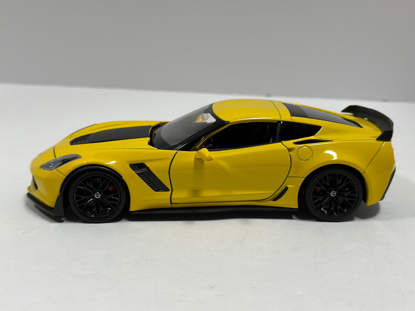 Welly 1:24 2017 Chevrolet Corvette z06 Stingray Yellow