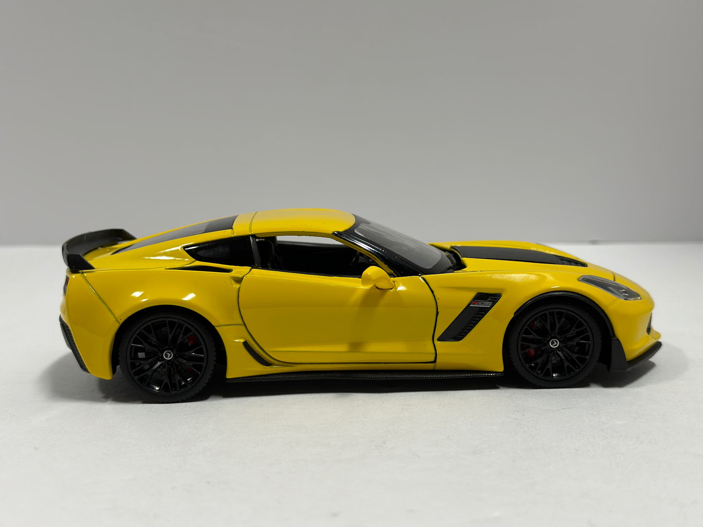 Welly 1:24 2017 Chevrolet Corvette z06 Stingray Yellow