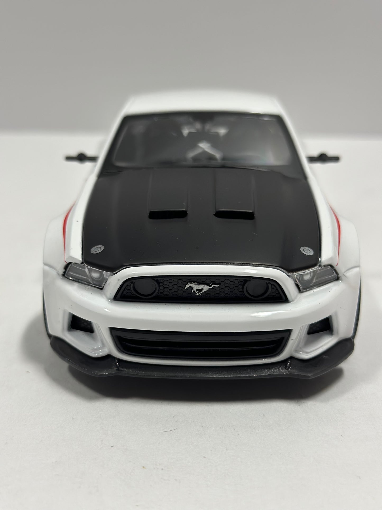 Maisto 1:24 2014 Ford Mustang Street Racer Wide Body Kit White