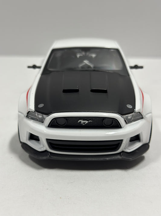 Maisto 1:24 2014 Ford Mustang Street Racer Wide Body Kit White