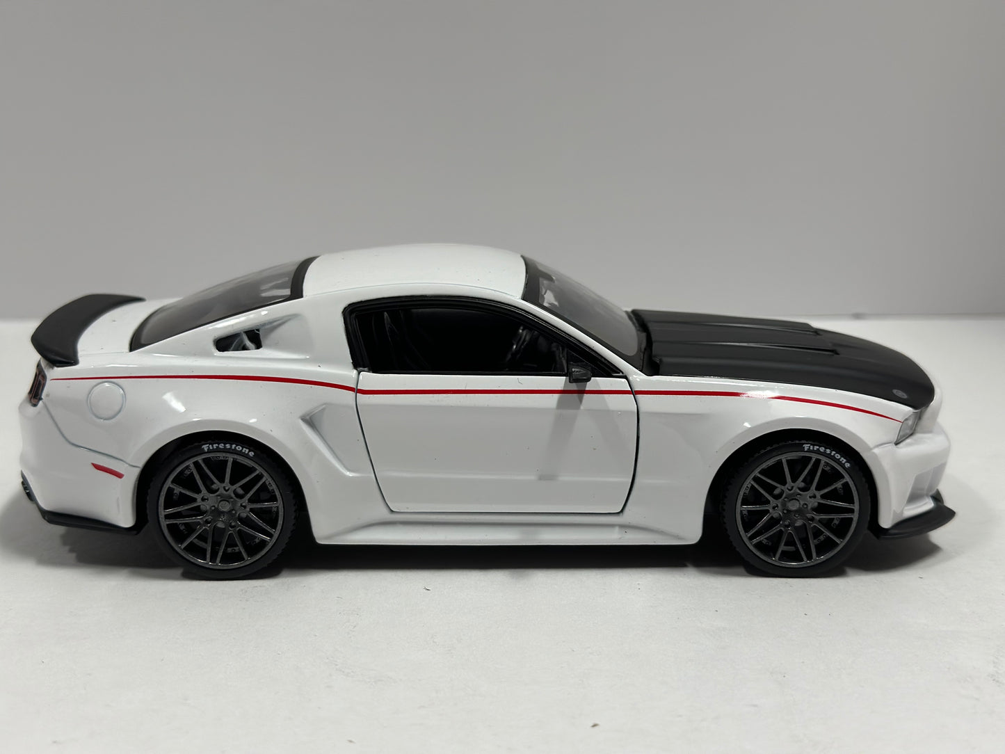 Maisto 1:24 2014 Ford Mustang Street Racer Wide Body Kit White