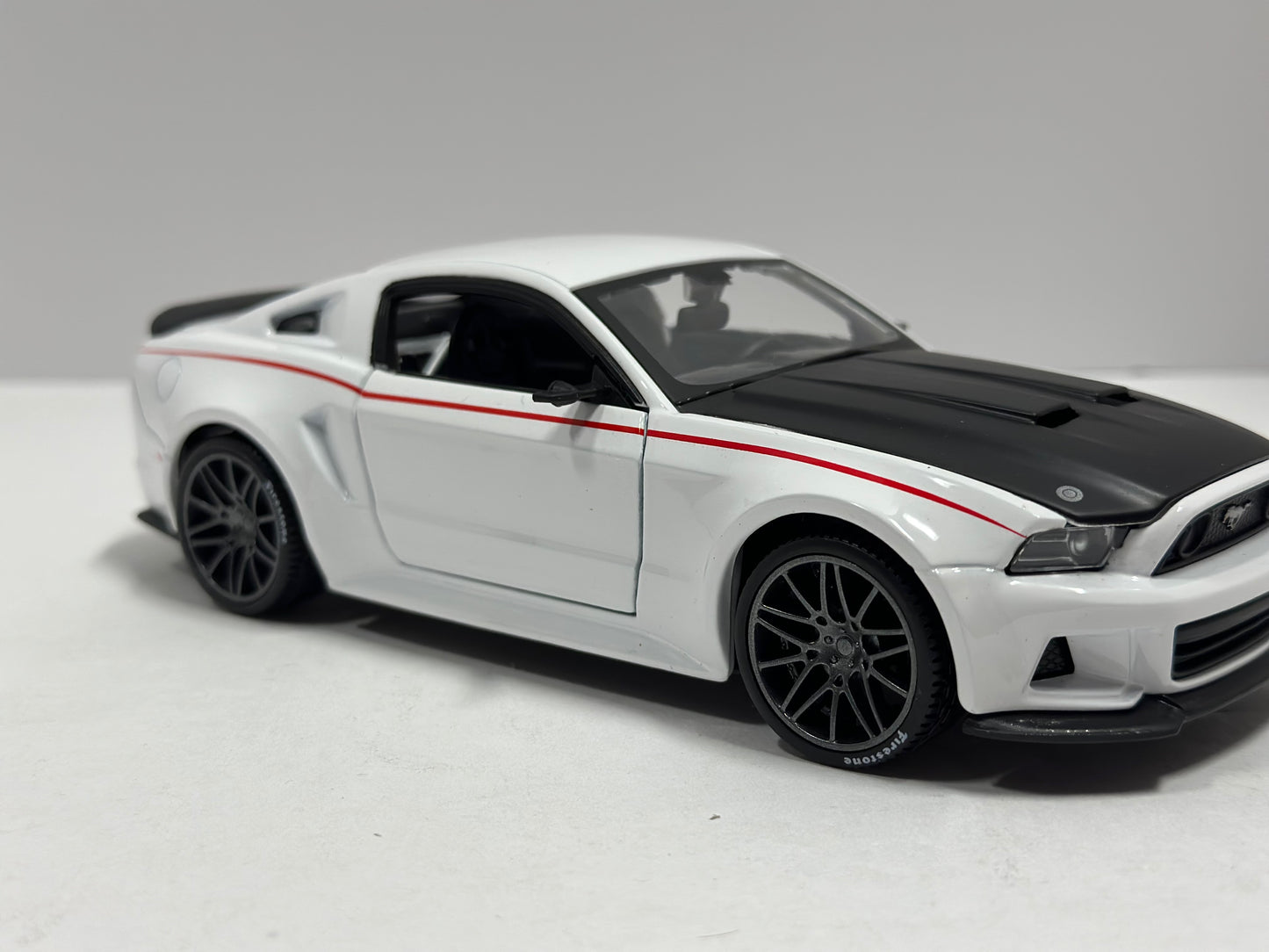 Maisto 1:24 2014 Ford Mustang Street Racer Wide Body Kit White