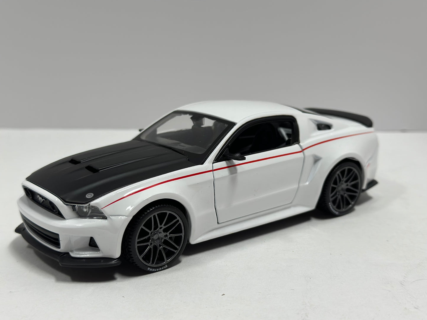 Maisto 1:24 2014 Ford Mustang Street Racer Wide Body Kit White