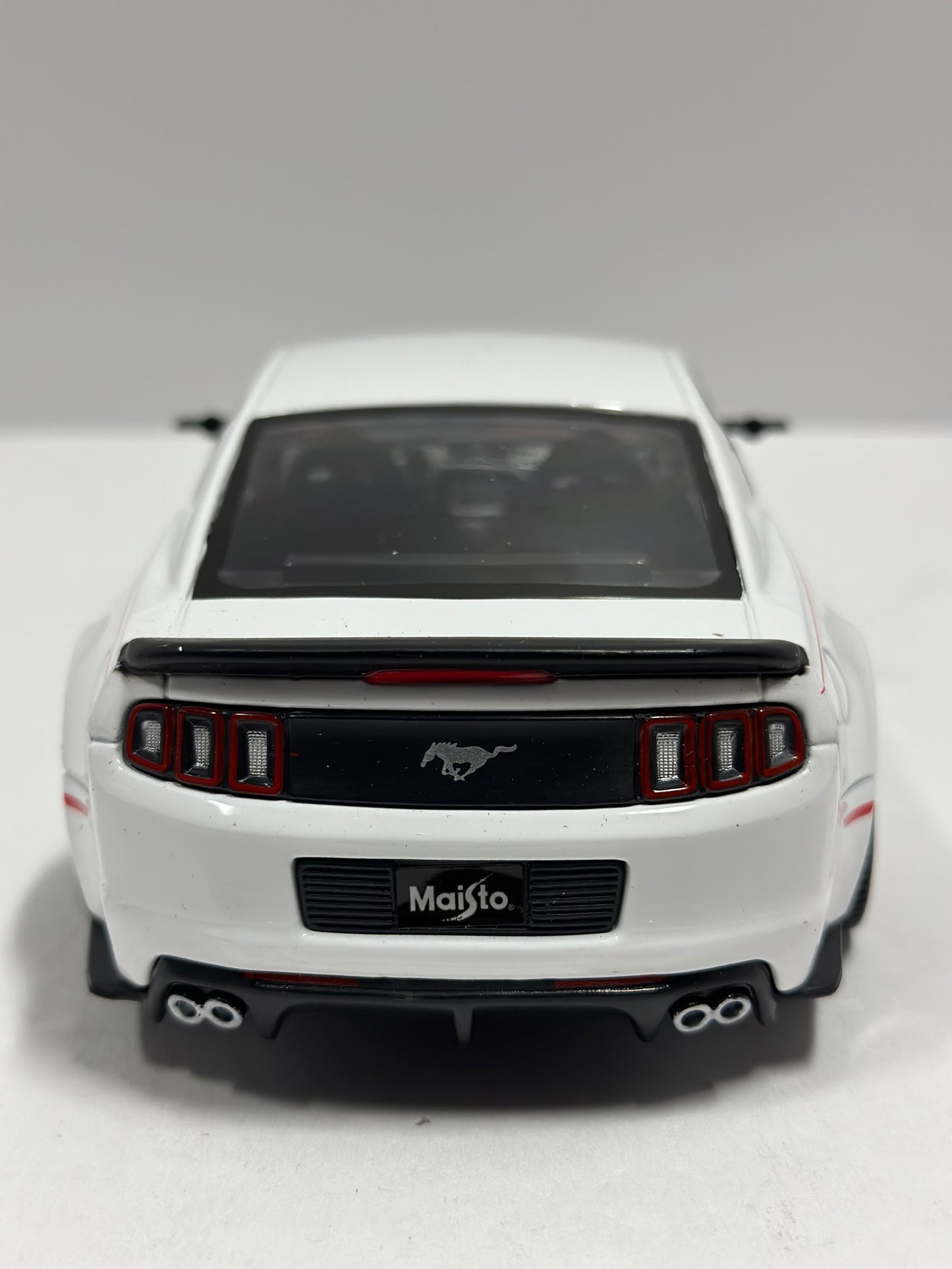 Maisto 1:24 2014 Ford Mustang Street Racer Wide Body Kit White