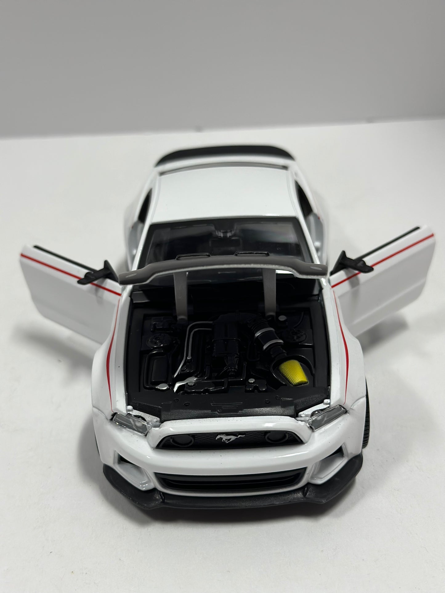 Maisto 1:24 2014 Ford Mustang Street Racer Wide Body Kit White