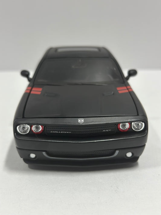 Maisto Design 1:24 2008 Dodge Challenger SRT8 Diecast Matte Black