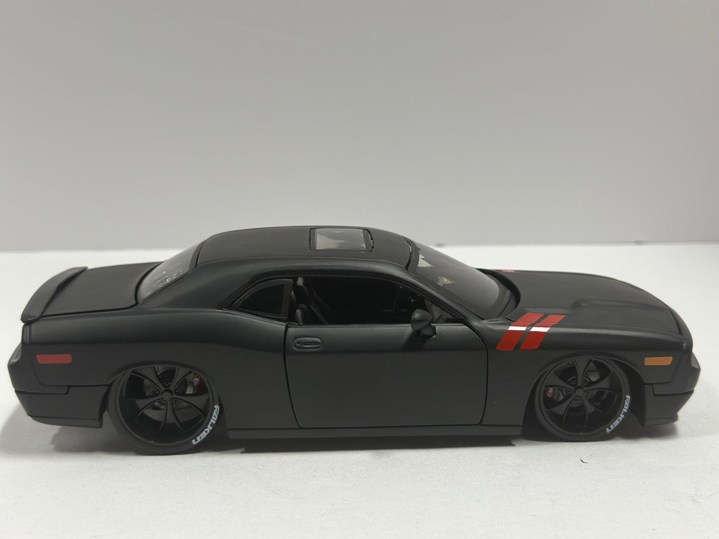 Maisto Design 1:24 2008 Dodge Challenger SRT8 Diecast Matte Black