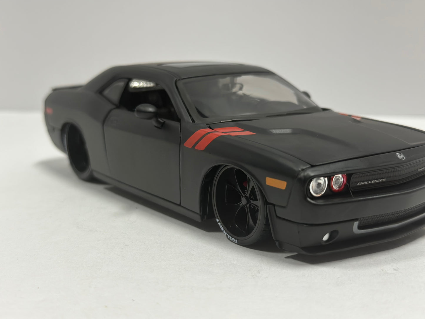 Maisto Design 1:24 2008 Dodge Challenger SRT8 Diecast Matte Black