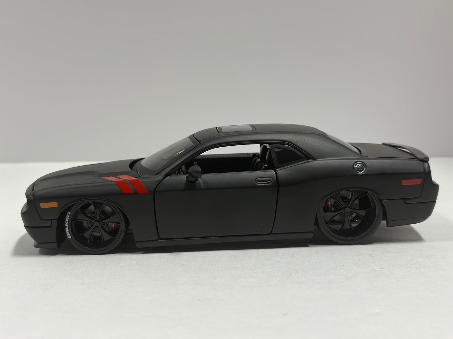 Maisto Design 1:24 2008 Dodge Challenger SRT8 Diecast Matte Black