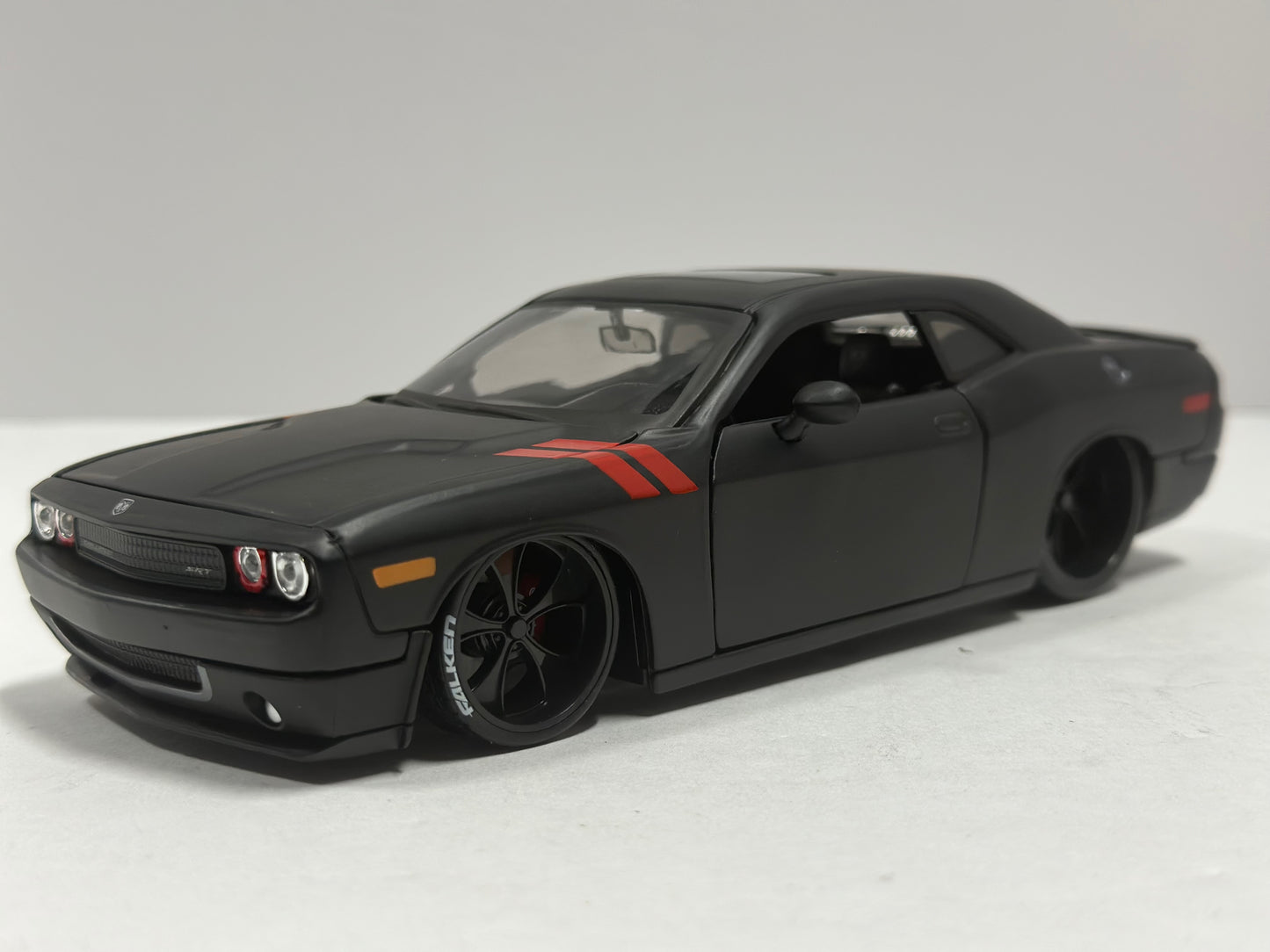 Maisto Design 1:24 2008 Dodge Challenger SRT8 Diecast Matte Black