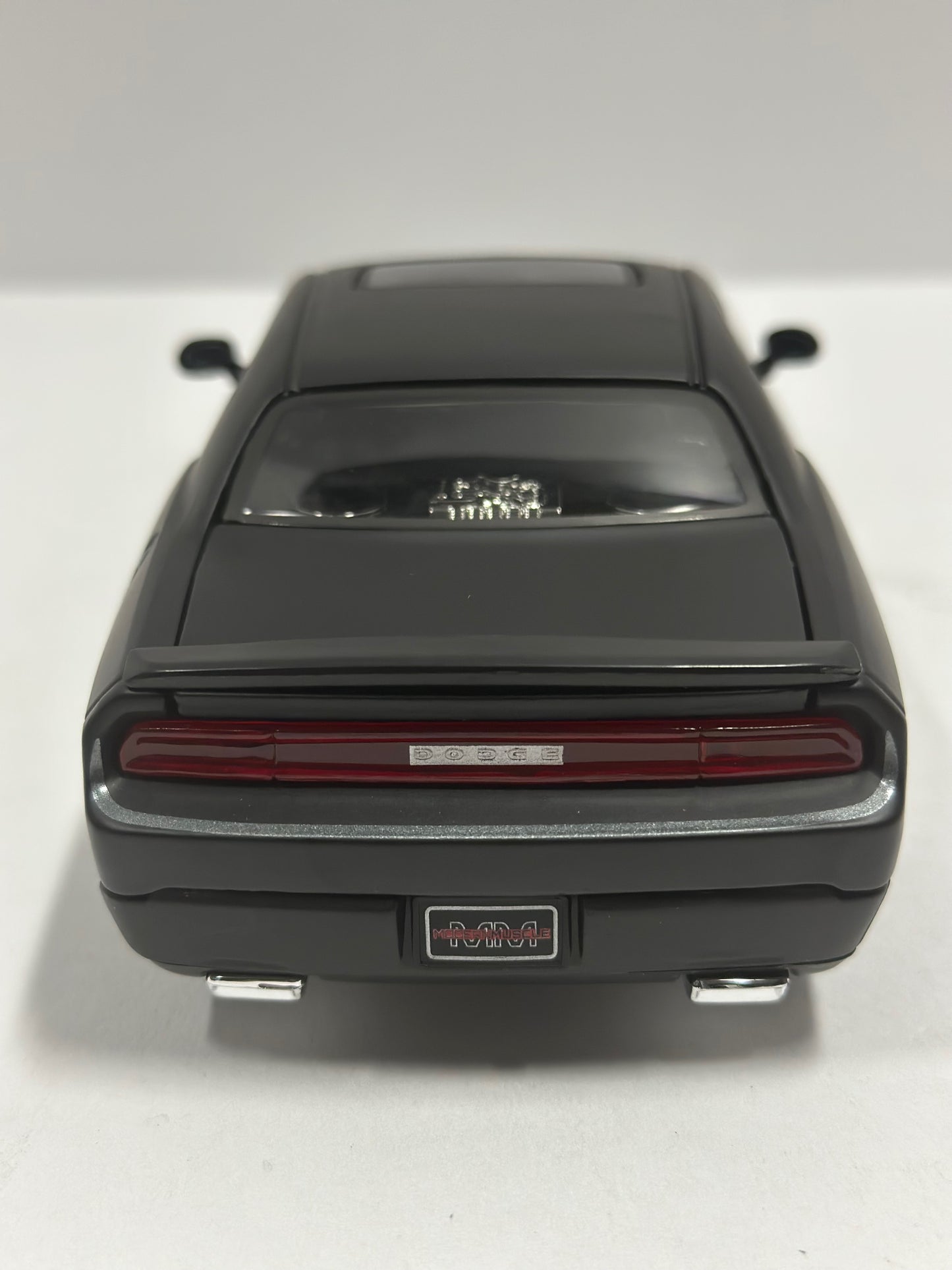 Maisto Design 1:24 2008 Dodge Challenger SRT8 Diecast Matte Black