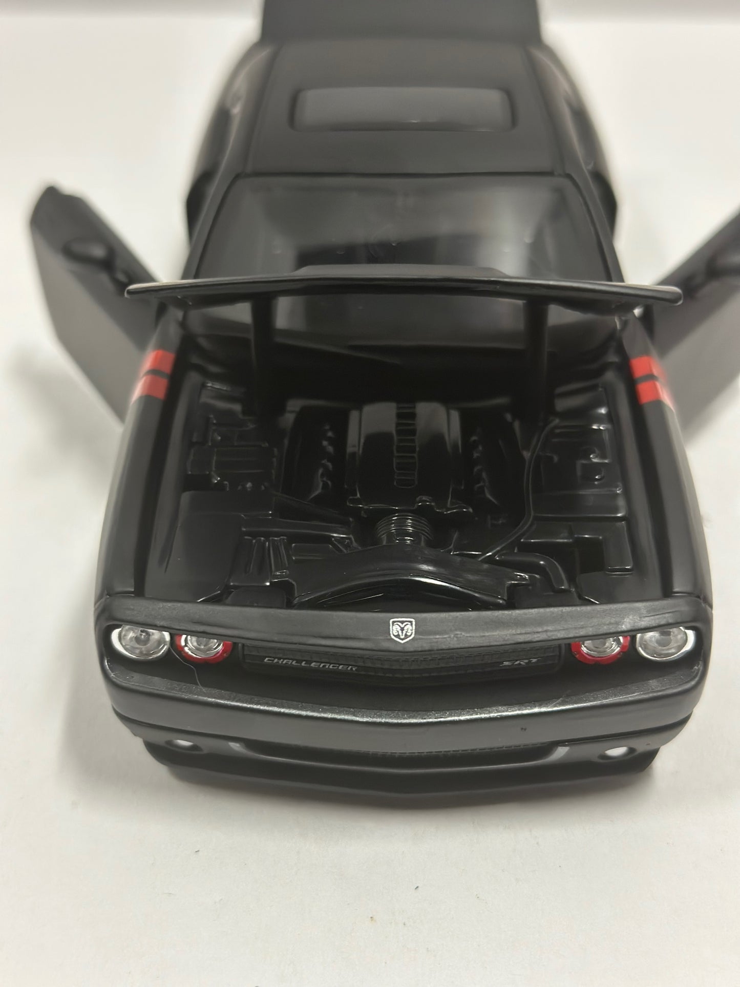 Maisto Design 1:24 2008 Dodge Challenger SRT8 Diecast Matte Black