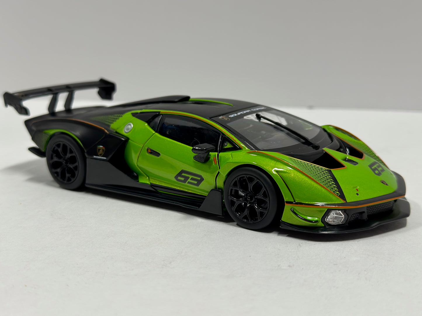 Bburago 1:24 Lamborghini Essenza SCV12 #63 Diecast Green