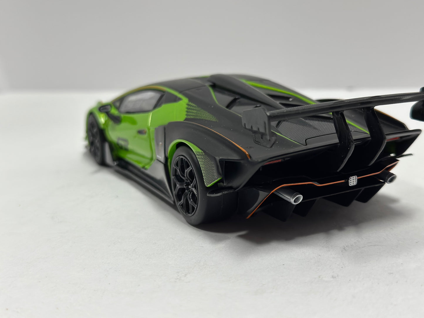 Bburago 1:24 Lamborghini Essenza SCV12 #63 Diecast Green