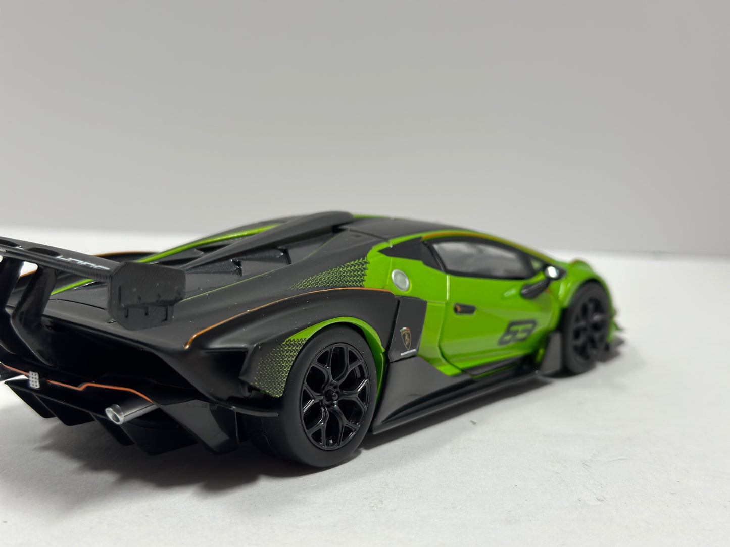 Bburago 1:24 Lamborghini Essenza SCV12 #63 Diecast Green