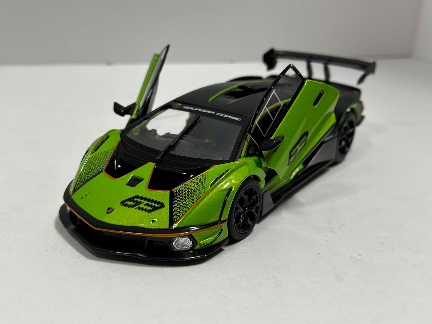 Bburago 1:24 Lamborghini Essenza SCV12 #63 Diecast Green