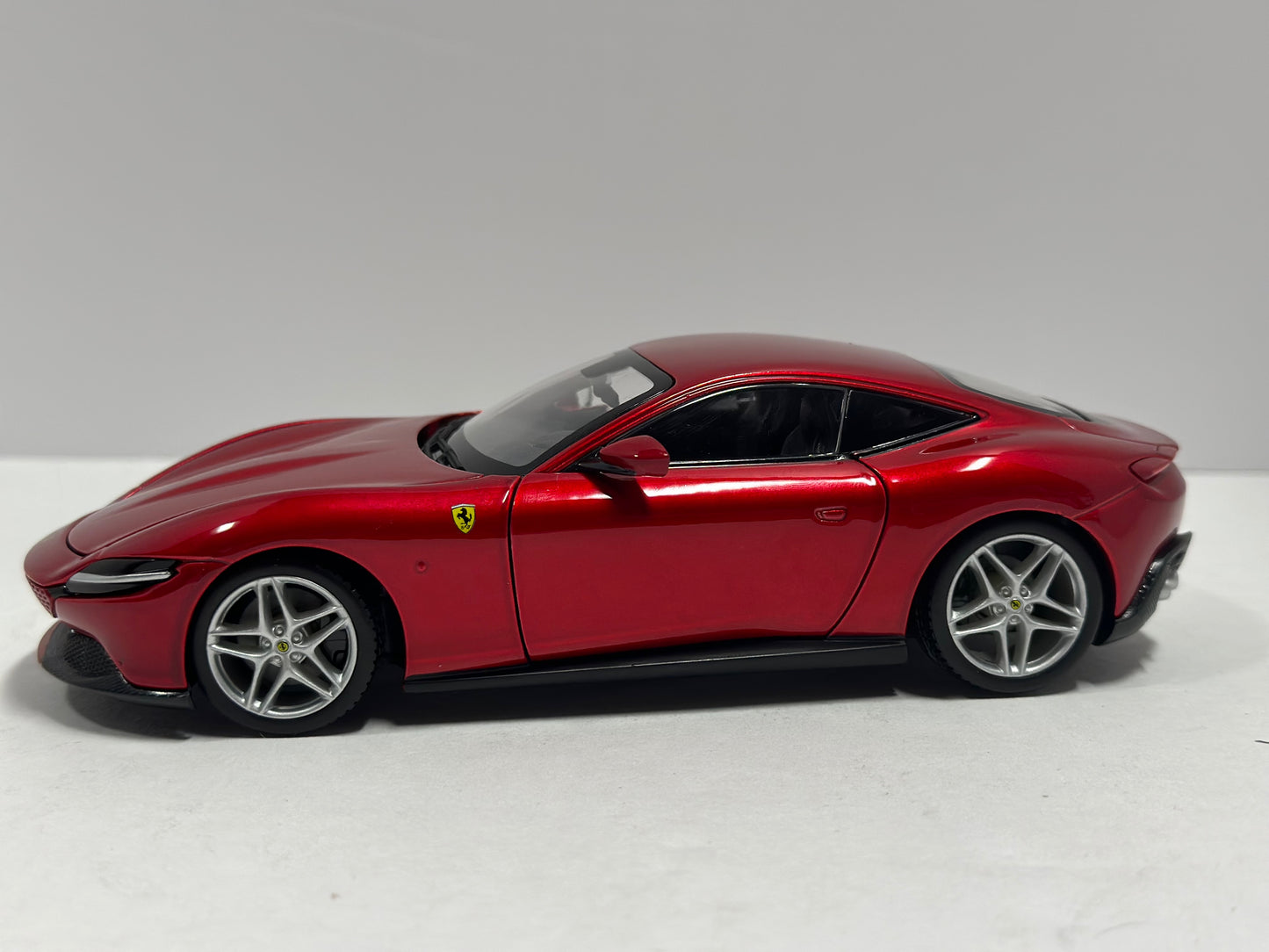 Bburago 1:24 2021 Ferrari Roma Diecast Metallic Red