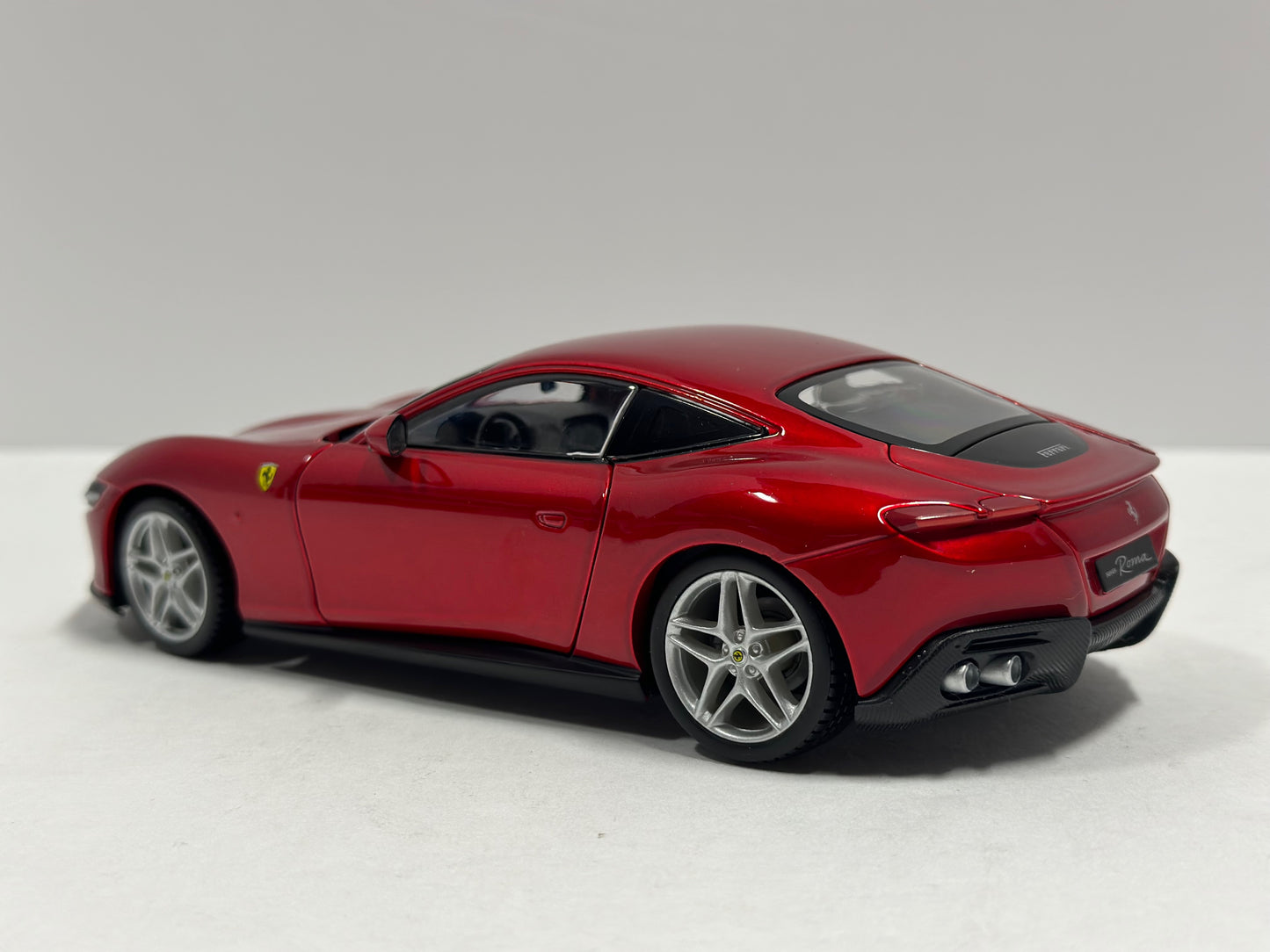 Bburago 1:24 2021 Ferrari Roma Diecast Metallic Red