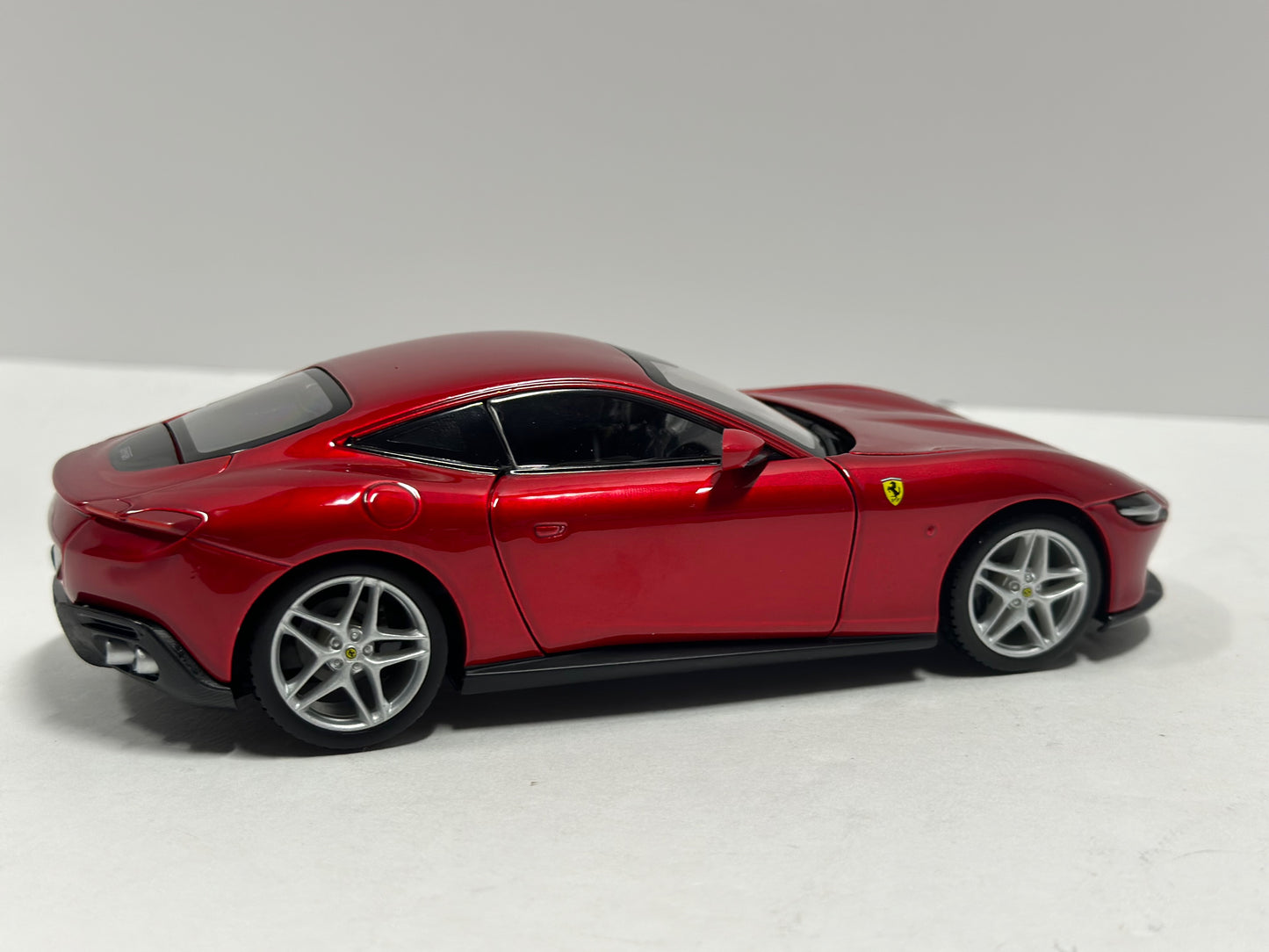 Bburago 1:24 2021 Ferrari Roma Diecast Metallic Red