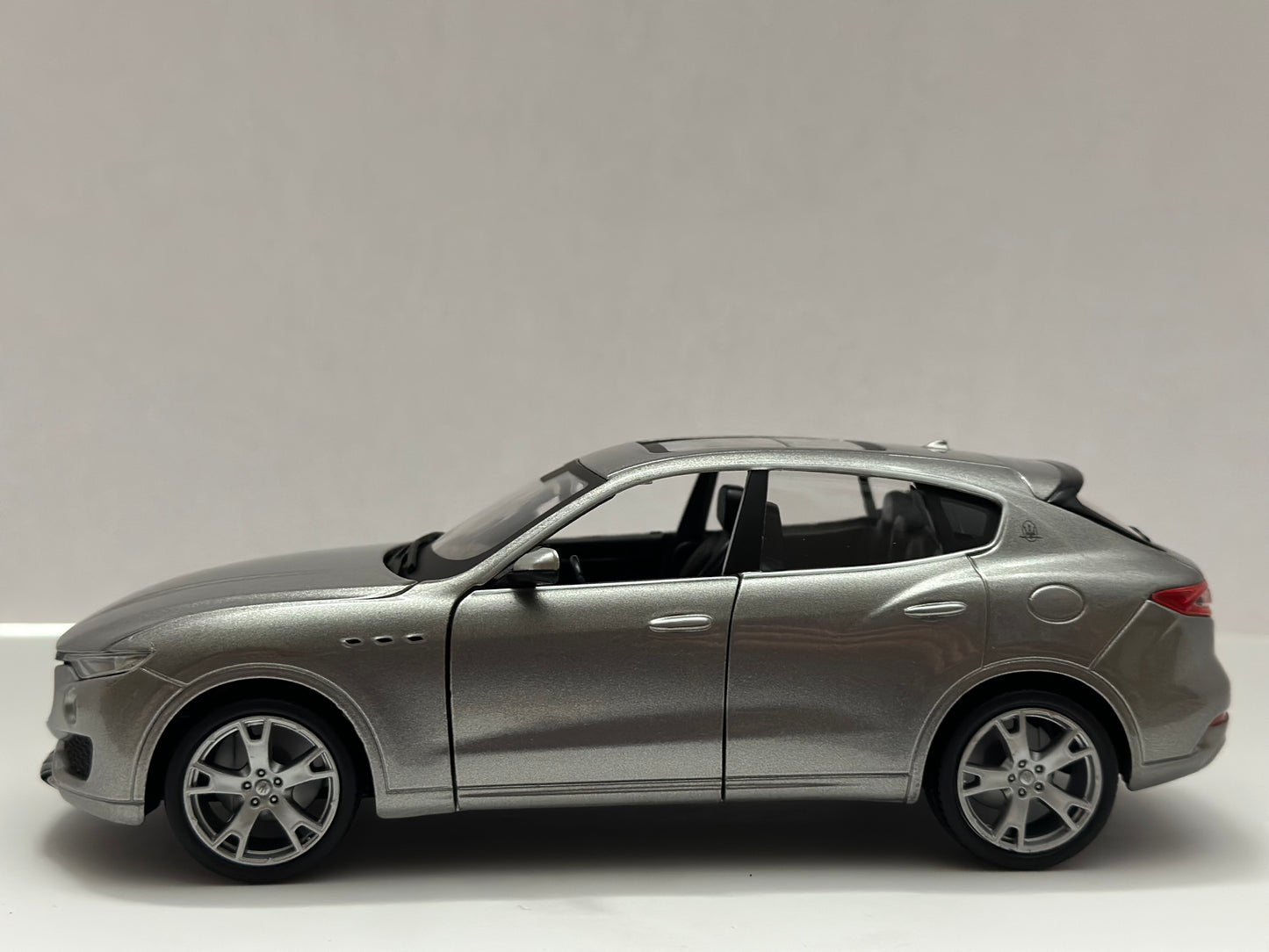 Bburago 1:24 2020 Maserati Levante Diecast Silver