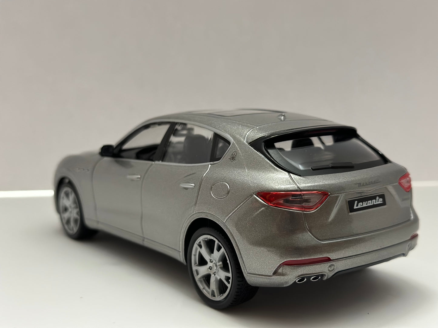 Bburago 1:24 2020 Maserati Levante Diecast Silver