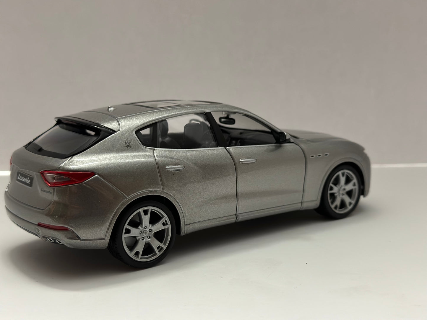 Bburago 1:24 2020 Maserati Levante Diecast Silver