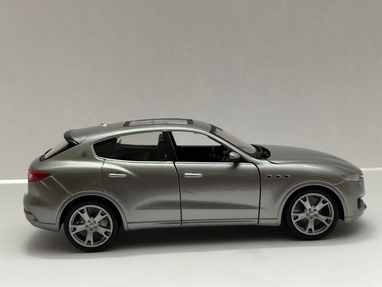 Bburago 1:24 2020 Maserati Levante Diecast Silver