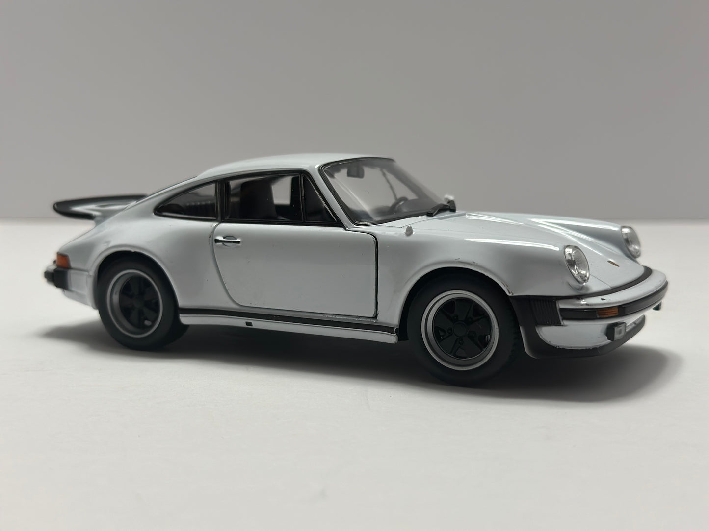 WELLY 1:24 PORSCHE 911 TURBO 3.0 1974 CLASSIC Diecast White