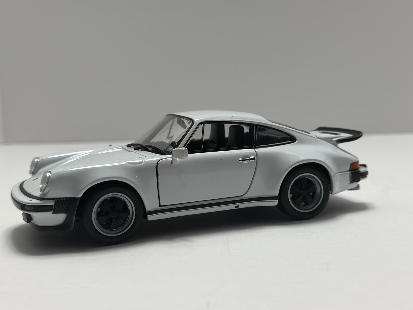 WELLY 1:24 PORSCHE 911 TURBO 3.0 1974 CLASSIC Diecast White