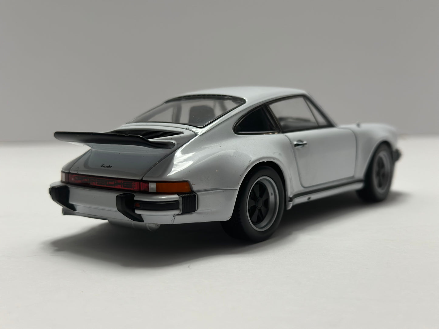 WELLY 1:24 PORSCHE 911 TURBO 3.0 1974 CLASSIC Diecast White