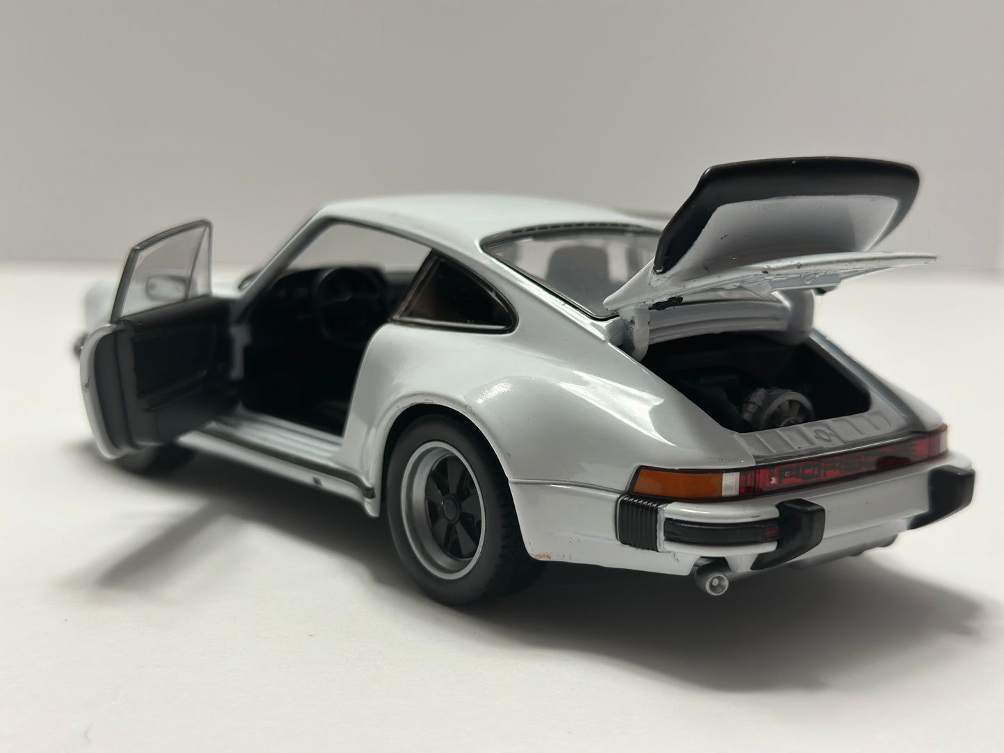 WELLY 1:24 PORSCHE 911 TURBO 3.0 1974 CLASSIC Diecast White