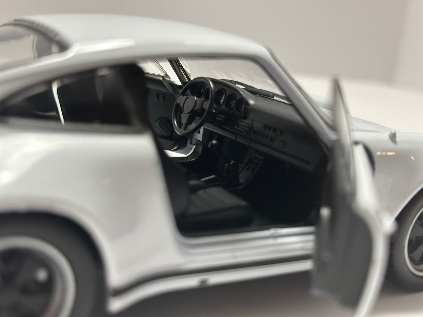 WELLY 1:24 PORSCHE 911 TURBO 3.0 1974 CLASSIC Diecast White