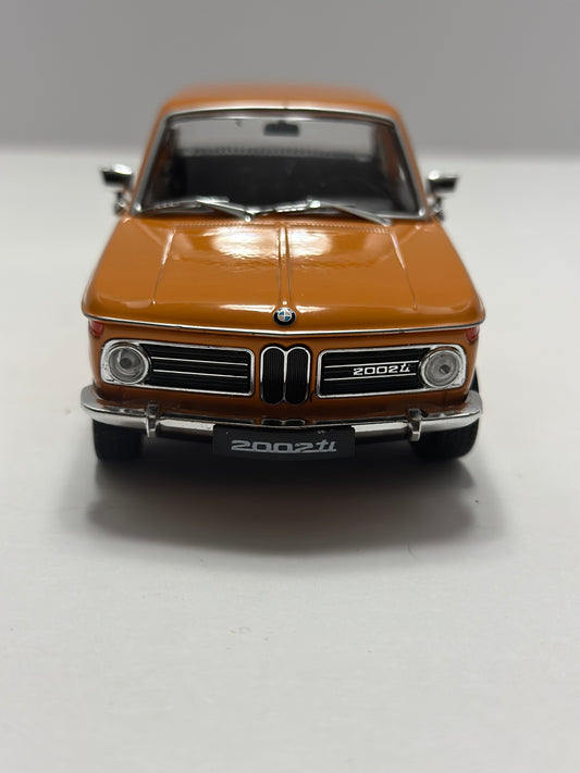 Welly 1:24 1977 BMW 2002TI Orange Diecast