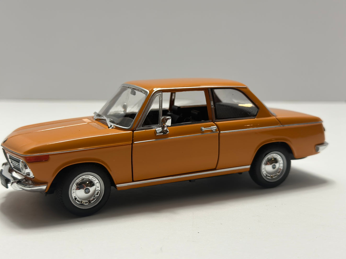 Welly 1:24 1977 BMW 2002TI Orange Diecast